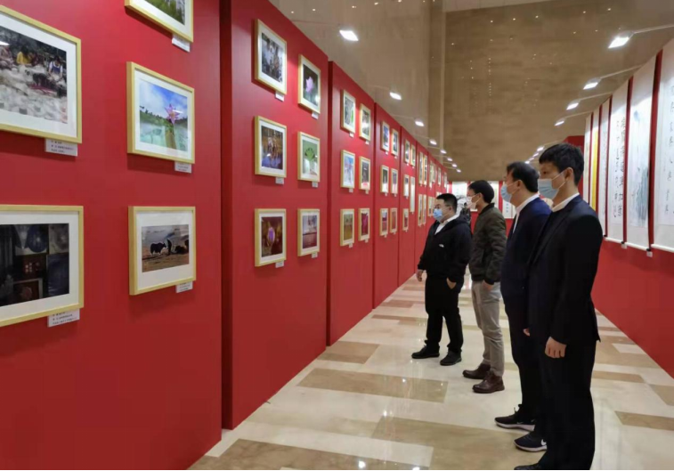 川發(fā)資管組織參觀“說廉、倡廉、行廉” 文化作品展覽